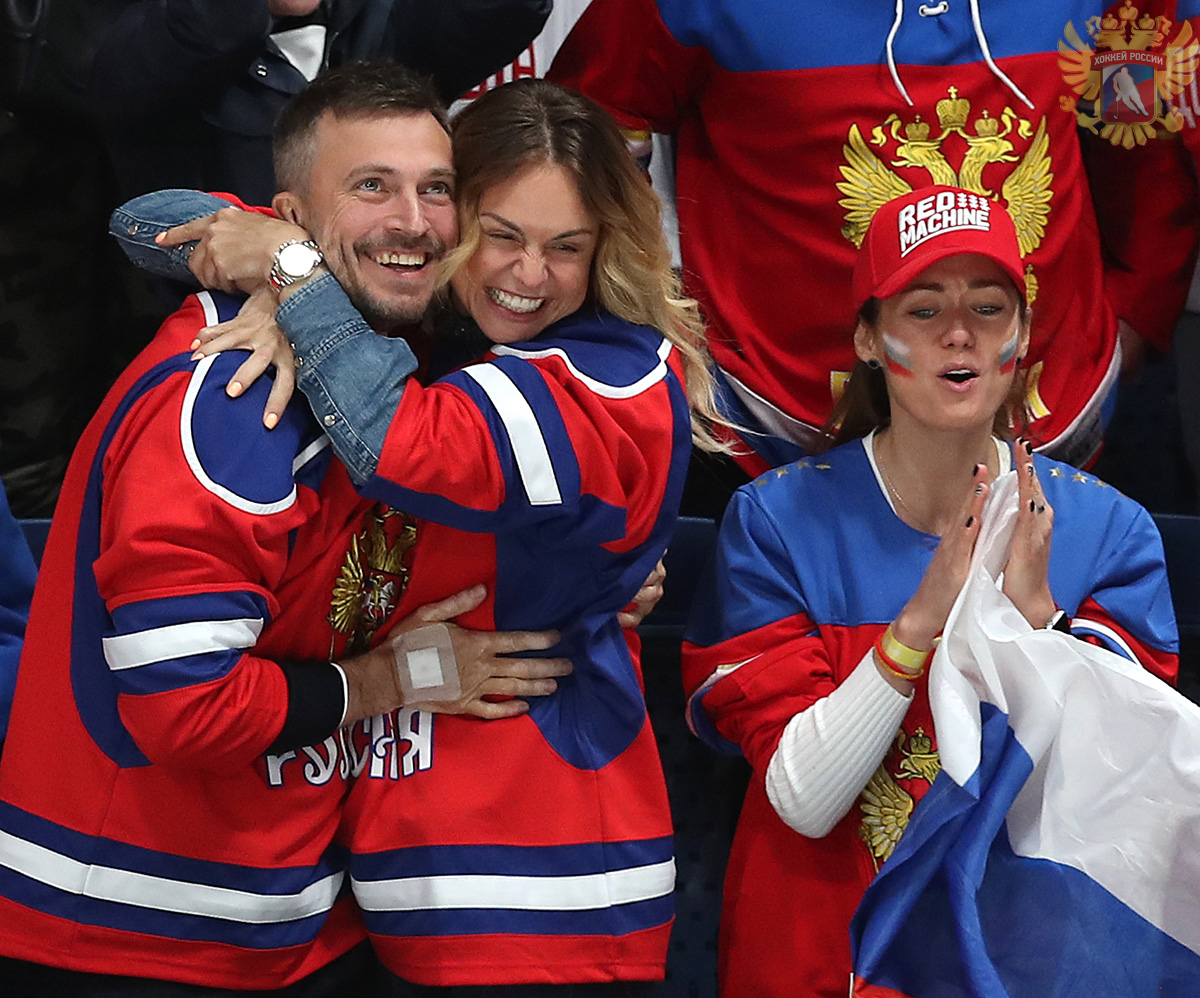 15 2019 россия. Портрет на хоккее на трибуне.