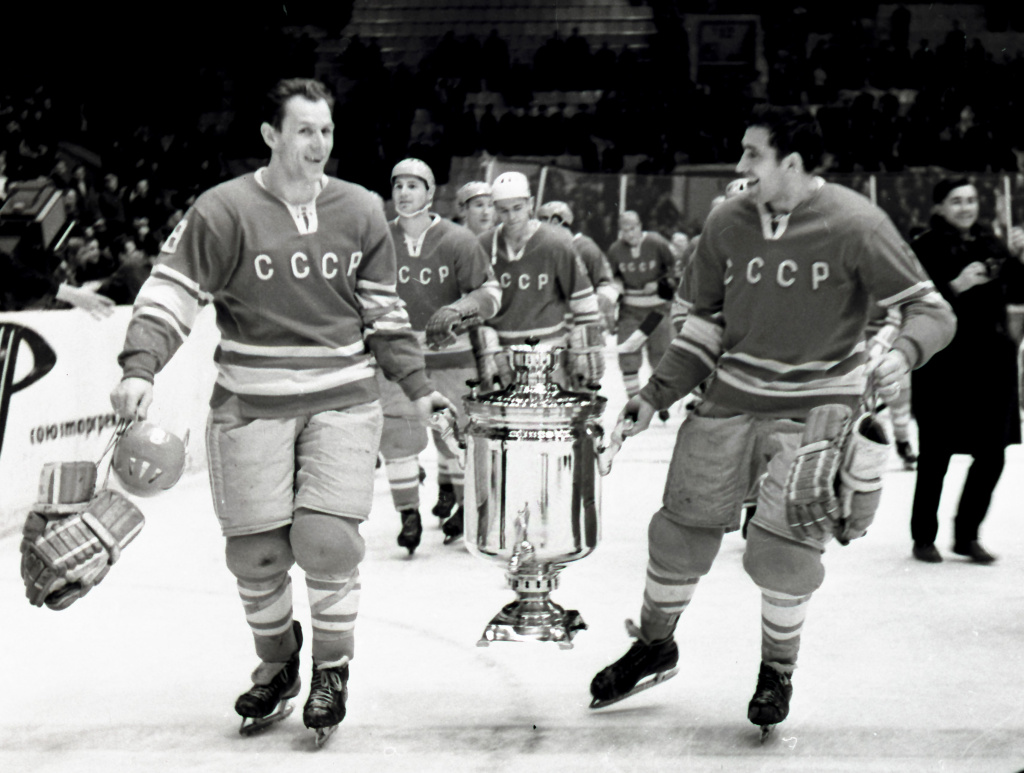 Старшинов 76-сл Фирсов-спр 1969-12-08 награждение Приз Известий.jpg