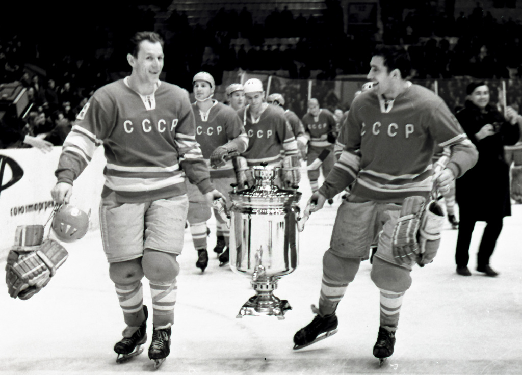 Старшинов 76-сл Фирсов-спр 1969-12-08 награждение Приз Известий.jpg