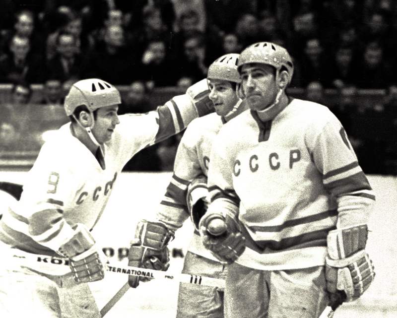 Харламов 142 №17 Полупанов Вик №9 Фирсов №11 1969-12-06 СССР-ЧССР.JPG