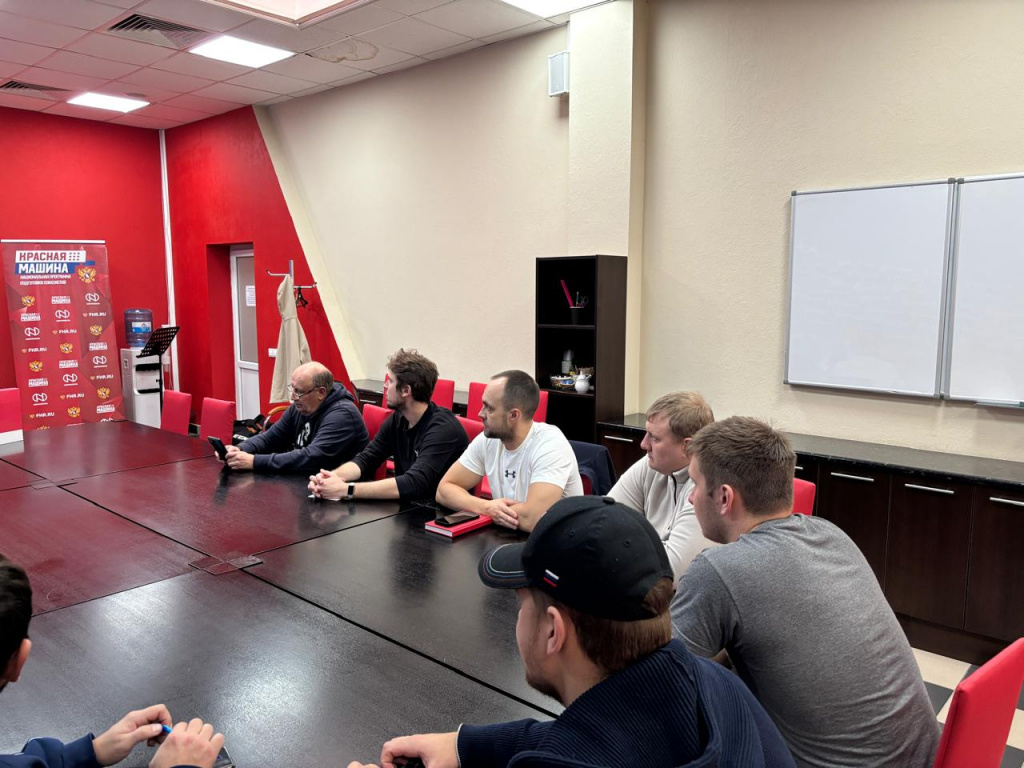 Тренеры слушают.jpeg Тренеры слушают.jpeg