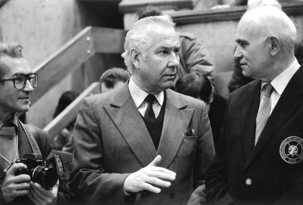 1969. Идейный вдохновитель Приза Известий Борис Федосов (слева) и Вице-президент ИИХФ Мирослав Шубрт (ЧССР).jpg