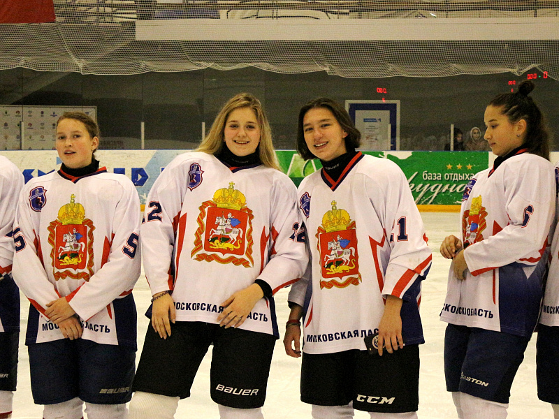 Хоккей среди девушек